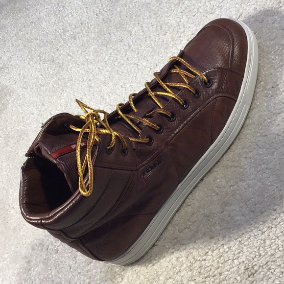 Prada in brown grained leather. - Picture 4 of 6